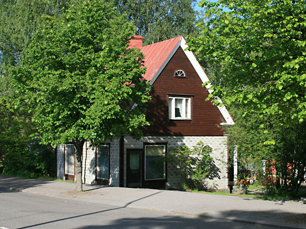 H&auml;meenkadulla purettu talo